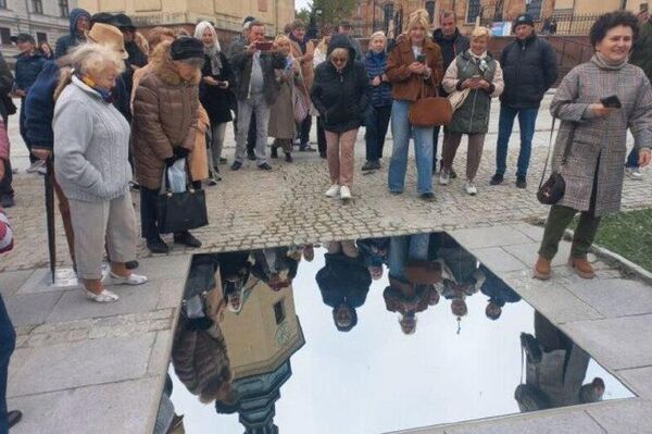 یک اثر هنری به شکل آینه 2 در2 متر در کیلتس به نمایش گذاشته شده است - اسپوتنیک ایران  