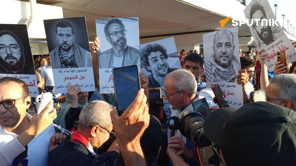 اولین گروه از فعالان تونسی آزاد شده از ناوگان مقاومت وارد تونس شدند - اسپوتنیک ایران  