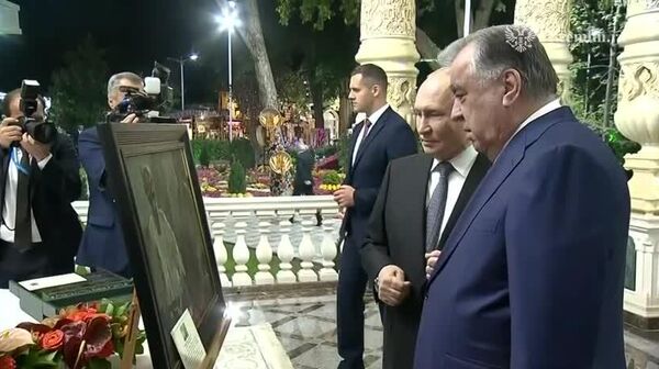 پوتین و امامعلی رحمان پیش از ضیافت ناهار غیررسمی در باغ گیاه‌شناسی ایرام در دوشنبه - اسپوتنیک ایران  