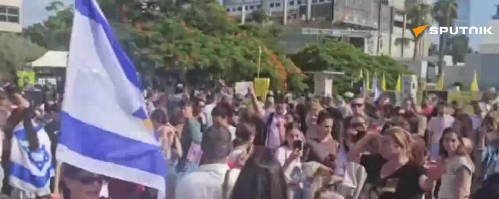 خبرنگار اسپوتنیک: صدها اسرائیلی در میدانی در تل‌آویو تجمع کرده بودند و منتظر تصویب توافق دولت با حماس برای آزادی گروگان‌ها از نوار غزه بودند - اسپوتنیک ایران  , 1920, 09.10.2025