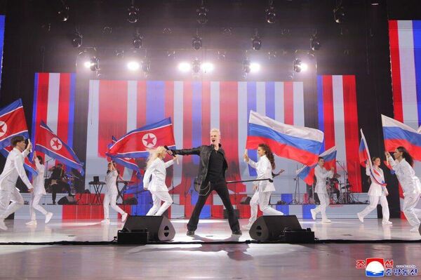 حضور رهبر کره شمالی در کنسرت هنرمندان روس در پیونگ یانگ حضور رهبر کره شمالی در کنسرت هنرمندان روس در پیونگ یانگ - اسپوتنیک ایران