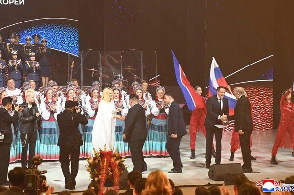 حضور رهبر کره شمالی در کنسرت هنرمندان روس در پیونگ یانگ حضور رهبر کره شمالی در کنسرت هنرمندان روس در پیونگ یانگ - اسپوتنیک ایران