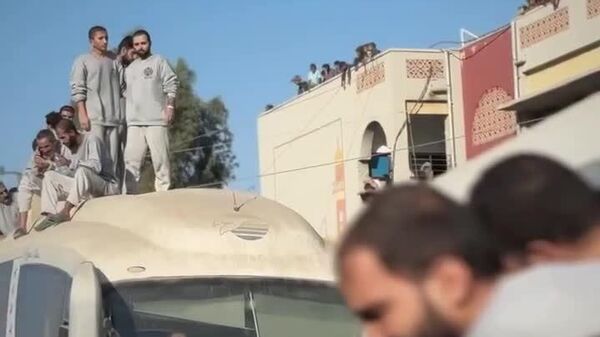 تصاویری از لحظه ورود اسرای آزاد شده فلسطینی به نوار غزه - اسپوتنیک ایران  