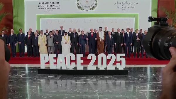 ترامپ در جمع رهبران شرکت کننده در اجلاس صلح غزه: «امروز یه معامله بزرگ کردیم، پس لبخند خواهیم زد!» - اسپوتنیک ایران  