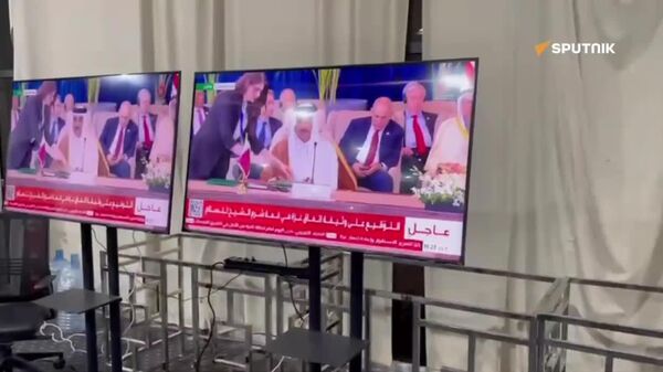 رهبران مصر، قطر و ترکیه در نشست صلح شرم الشیخ، توافقنامه نهایی آتش بس در غزه را امضا کردند - اسپوتنیک ایران  
