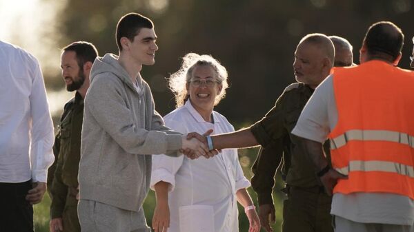 ماکسیم خارکین گروگان آزاد شده در غزه می خواهد به روسیه برود - اسپوتنیک ایران  