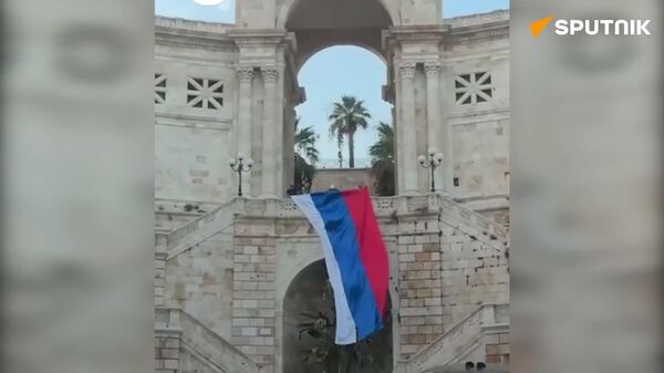 پرچم روسیه برای حمایت از پخش مستندهای شبکه آر تی بر فراز یکی از شهرهای ایتالیا به اهتزاز درآمد - اسپوتنیک ایران  