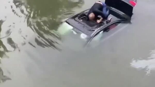 سقوط یک خودرو به داخل رودخانه درمنطقه تایژو، استان جیانگسو چین - اسپوتنیک ایران  