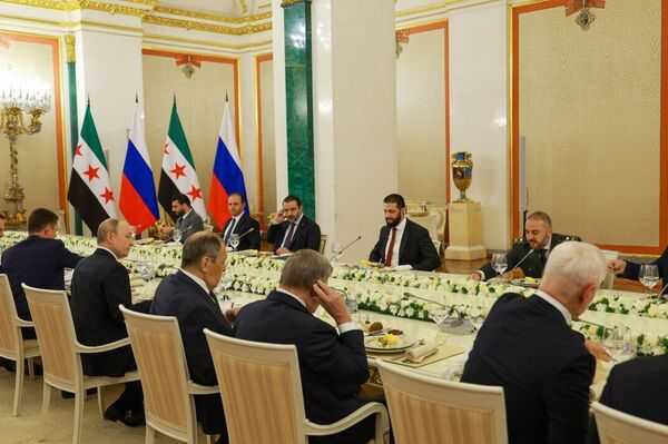 تصاویری از جلسه گسترده پوتین و احمد الشرع، رئیس جمهور سوریه با حضور تعدادی از مقامات عالی رتبه دو طرف - اسپوتنیک ایران  