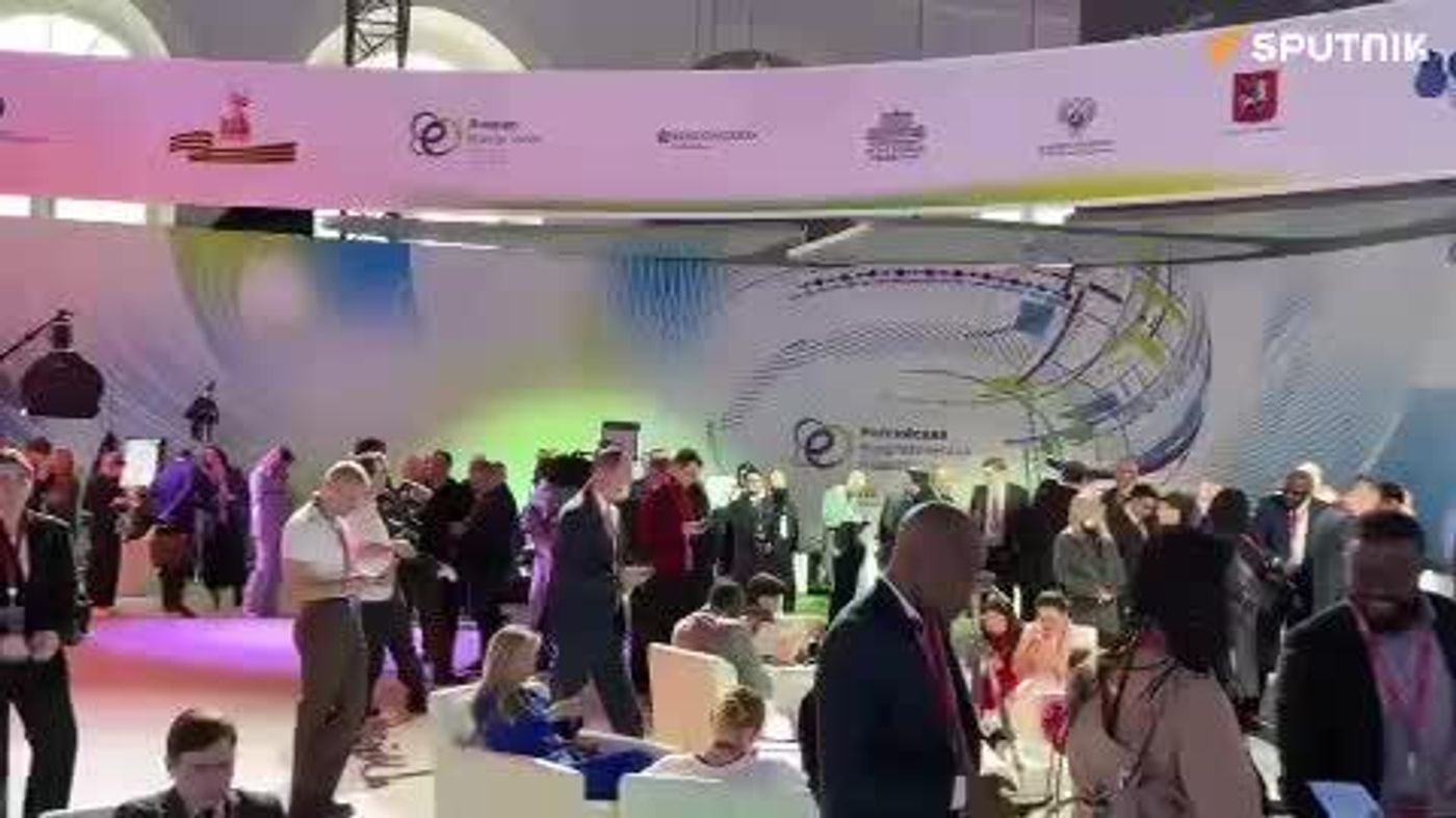 شرکتکنندگان هفته انرژی روسیه 2025 در یک جلسه عمومی با حضور پوتین گرد ...