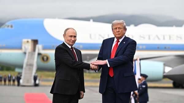 Президент Дональд Трамп приветствует президента России Владимира Путина, Аляска - اسپوتنیک ایران  