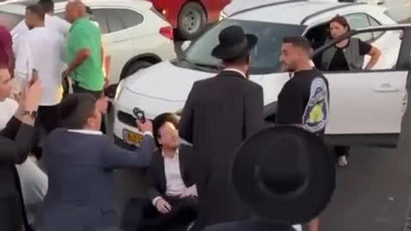 درگیری بین رانندگان اسرائیلی و گروهی از «حریدی‌ها» در جریان اعتراضات آنها به احضار به خدمت سربازی در تل‌آویو - اسپوتنیک ایران  