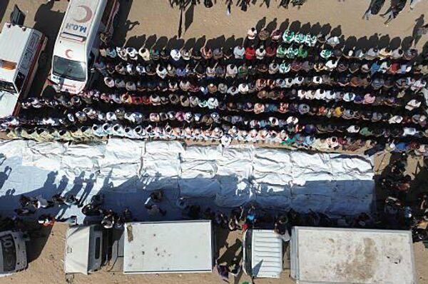 گور دسته جمعی اجساد 54 قربانی ناشناس در دیر البلح در مرکز نوار غزه - اسپوتنیک ایران  