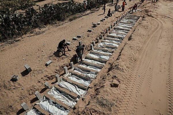 گور دسته جمعی اجساد 54 قربانی ناشناس در دیر البلح در مرکز نوار غزه - اسپوتنیک ایران  