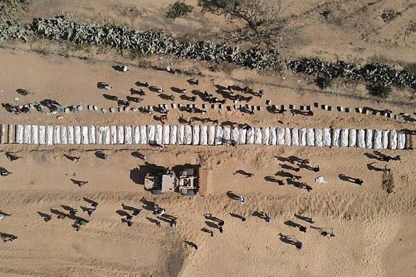 گور دسته جمعی اجساد 54 قربانی ناشناس در دیر البلح در مرکز نوار غزه - اسپوتنیک ایران  