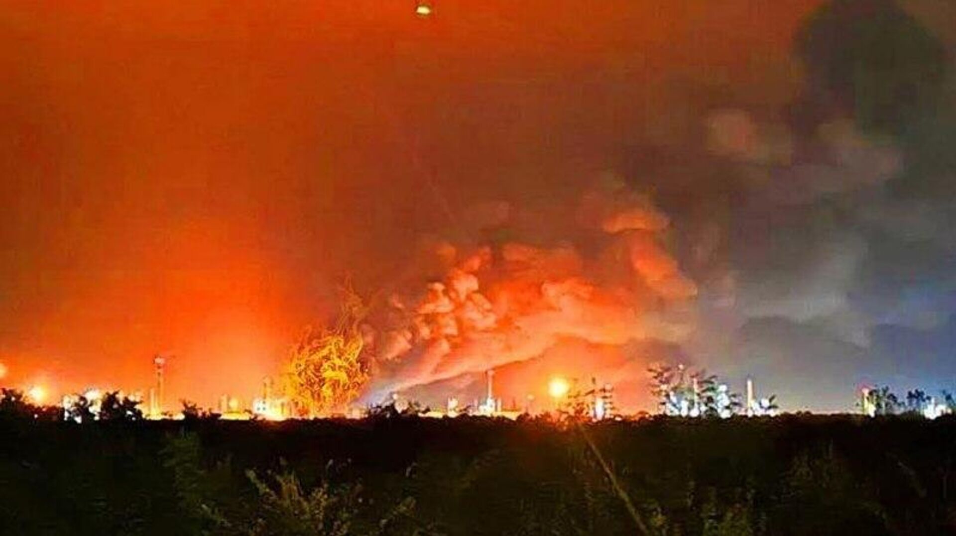 کارشناس کییف را پشت پرده آتش سوزی در پالایشگاههای نفت رومانی و مجارستان می داند کارشناس کییف را پشت پرده آتش سوزی در پالایشگاههای نفت رومانی و مجارستان می داند - اسپوتنیک ایران , 1920, 23.10.2025