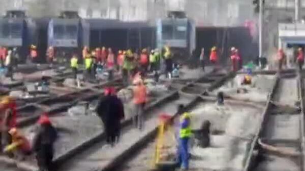 در ایستگاه جیایوگوان، واقع در خط آهن لانژو-سین‌کیانگ در شمال غربی چین، کارگران راه‌آهن نصب بی‌نقص دو مجموعه سوئیچ را تنها در 210 دقیقه به پایان رساندند - اسپوتنیک ایران  