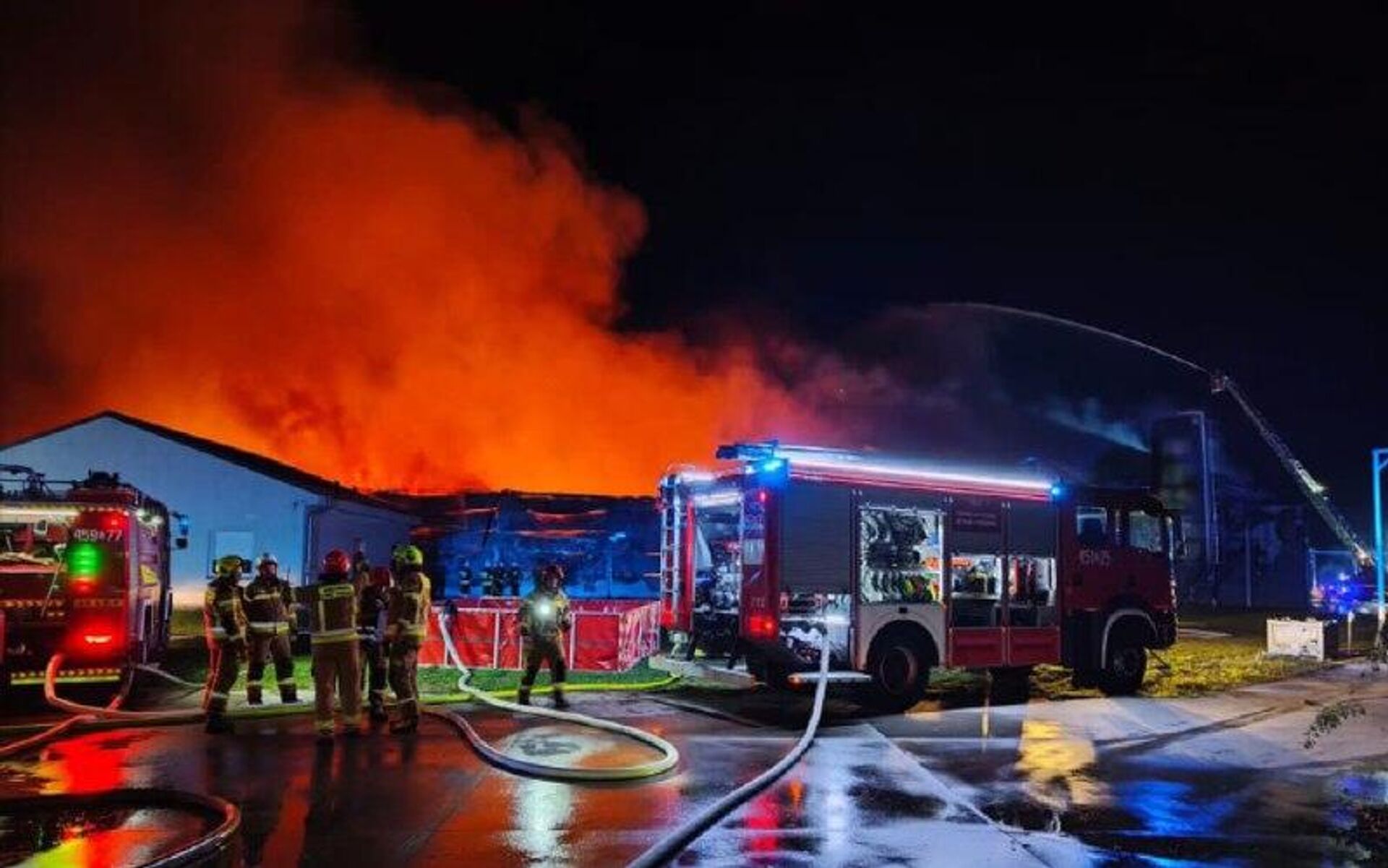 بیش از 150 هزار مرغ از مرغداری فالکوویتس لهستان در آتش سوختند - اسپوتنیک ایران  , 1920, 24.10.2025