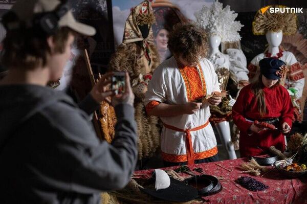 کاکوشنیک و لباس روسی: نمای مدرن لباس ملی روسی - اسپوتنیک ایران  