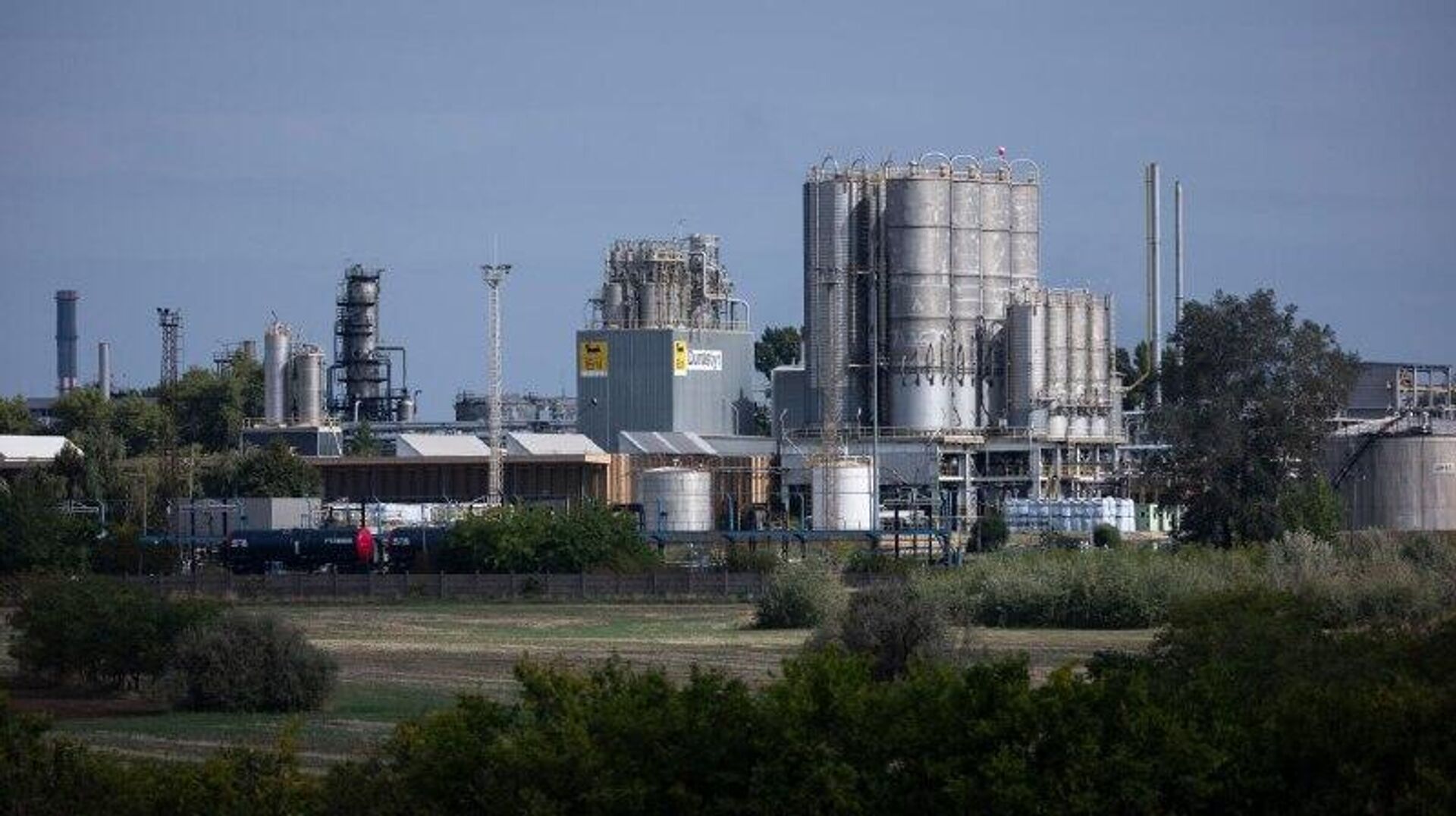 آتش‌سوزی در پالایشگاه نفت مجارستان، نگرانی‌ها در مورد کاهش صادرات را افزایش داده است - اسپوتنیک ایران  , 1920, 25.10.2025