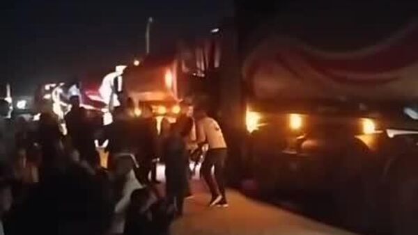 کامیون‌های حامل بنزین و گازوئیل که از طریق جاده ساحلی از مواسی خان یونس وارد می‌شوند - اسپوتنیک ایران  