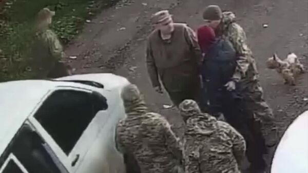 کارکنان اداره نظام وظیفه اوکراین در شهر خارکف، یک مرد و سگش را برای خدمت سربازی می برند - اسپوتنیک ایران  