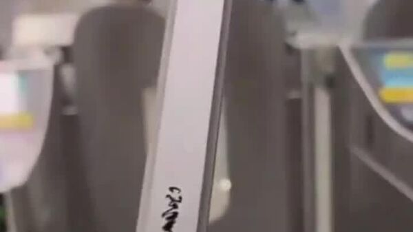 ورود به متروی شانگهای با شمشیر - اسپوتنیک ایران  