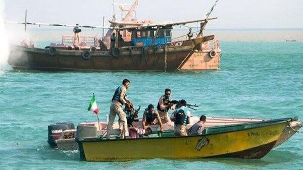 مقامات ایرانی از توقیف شناور حامل 240 هزار لیتر سوخت قاچاق در خلیج فارس خبر دادند - اسپوتنیک ایران  
