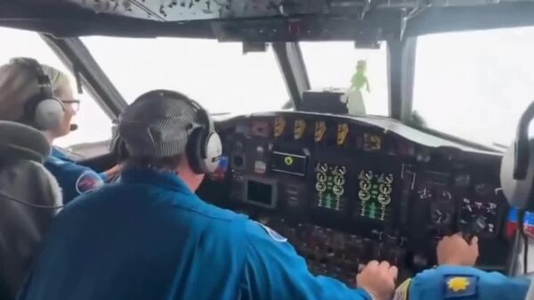 خلبانان نظامی ویدئویی از ورود به چشم طوفان را ضبط کردند - اسپوتنیک ایران  