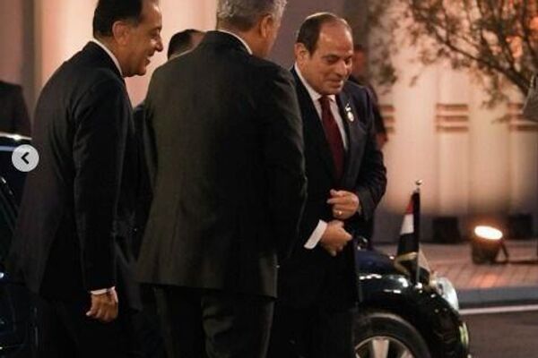 لحظه ورود عبدالفتاح السیسی، رئیس جمهور مصر، برای مراسم افتتاحیه موزه بزرگ مصر - اسپوتنیک ایران  