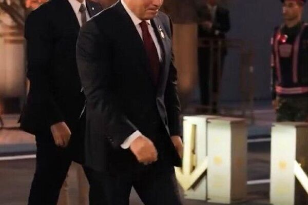 لحظه ورود عبدالفتاح السیسی، رئیس جمهور مصر، برای مراسم افتتاحیه موزه بزرگ مصر - اسپوتنیک ایران  