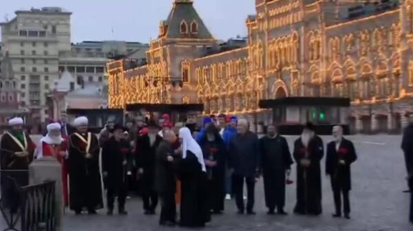 پوتین در روز وحدت ملی به بنای یادبود مینین و پوژارسکی تاج گل نثار کرد - اسپوتنیک ایران  