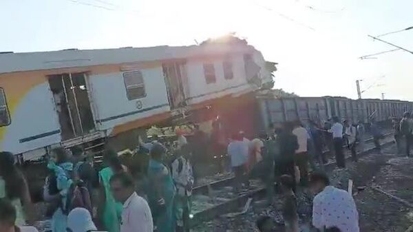 برخورد شدید یک قطار مسافربری با یک قطار باری در هند - اسپوتنیک ایران  