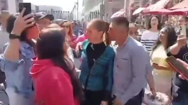 مردی ناشناس سعی کرد کلودیا شینباوم، رئیس جمهور مکزیک را در خیابان ببوسد - اسپوتنیک ایران  