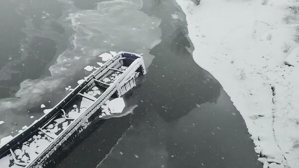 یک کامیون از روی پل به داخل رودخانه‌ای در منطقه بوریاتیا در بخش سیبری روسیه سقوط کرد و جستجو برای یافتن راننده آن ادامه دارد - اسپوتنیک ایران  