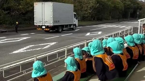 کودکان ژاپنی به طور عینی با خطرات جاده ای آشنا می شوند و راههای مراقب از خود در جاده را آموزش می بینند - اسپوتنیک ایران  