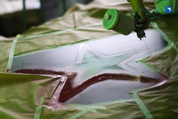 طراحی ستارهها روی بدنه سوخو-57 طراحی ستارهها روی بدنه سوخو-57 - اسپوتنیک ایران