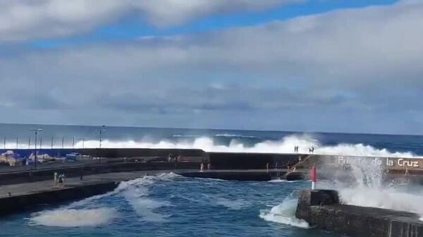 امواج سهمگین در ساحل جزیره تنریف اسپانیا موجب مرگ 3 نفر شد - اسپوتنیک ایران  