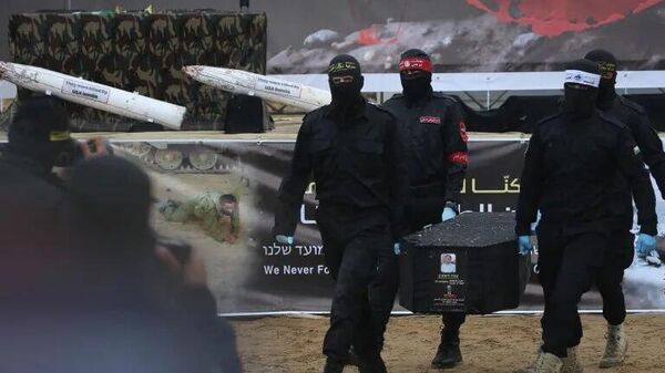 گردان‌های القدس و عزالدین قسام، جسد یک سرباز اسرائیلی اسیر شده در غزه را به عنوان بخشی از توافق تبادل اسرا به صلیب سرخ تحویل دادند - اسپوتنیک ایران  