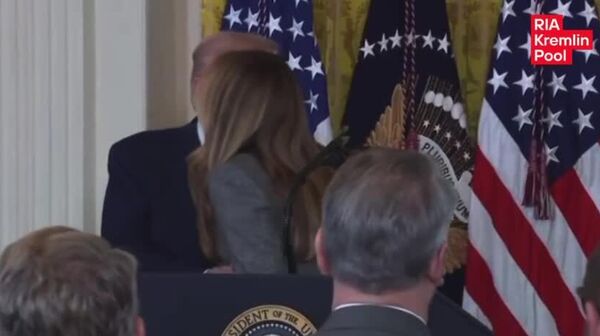 ملانیا ترامپ را بوسید - اسپوتنیک ایران  