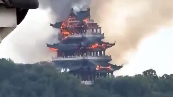 آتش‌سوزی در معبد یونگ‌کینگ در ژانگجیاگانگ، استان جیانگ‌سو، چین رخ داد و عمارت ونچانگ را ویران کرد - اسپوتنیک ایران  