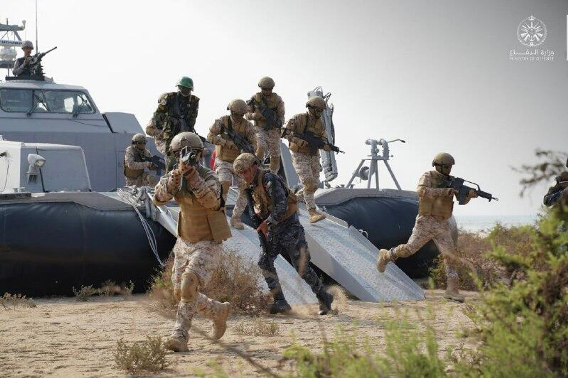 وزارت دفاع عربستان سعودی تصاویری از رزمایش موج سرخ 8 را منتشر کرده است که در آن چندین کشور شرکت داشتند و هدف آن حفاظت از مسیرهای دریایی بود - اسپوتنیک ایران  , 1920, 14.11.2025