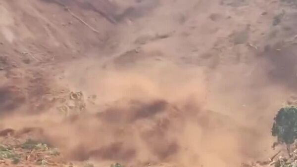 رانش زمین در روستای پوت، بخش هونگ سون، ویتنام، میلیون‌ها متر مکعب خاک و سنگ را به پایین سرازیر کرد - اسپوتنیک ایران  