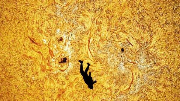 عکس تماشایی از پرش با چتر در پس‌زمینه‌ی قرص خورشیدی - اسپوتنیک ایران  