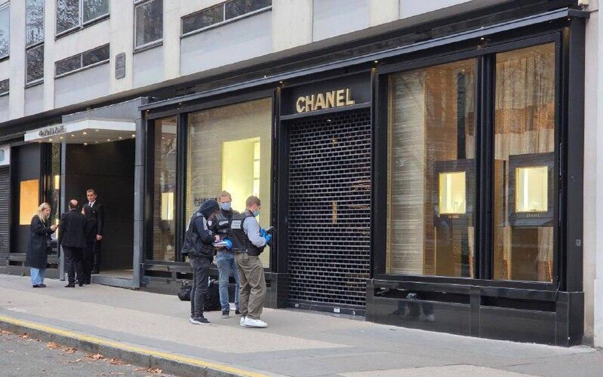 رسانه محلی فرانسوی: در پاریس، مجرمان با کوبیدن اسکوتر به ویترین بوتیک شانل، سعی در سرقت از آن داشتند - اسپوتنیک ایران  , 1920, 16.11.2025