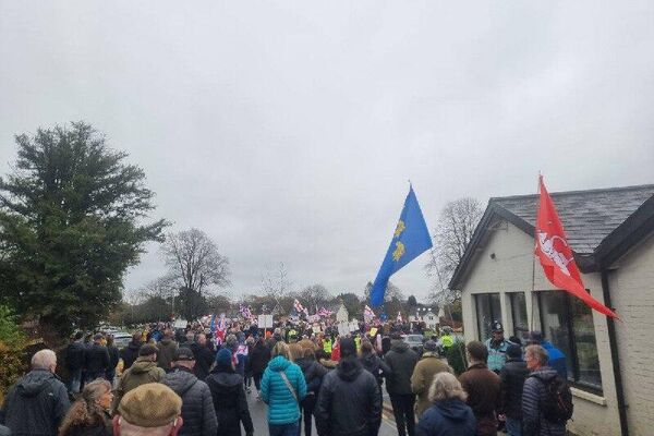 هزاران نفر در ساسکس شرقی انگلستان علیه طرح اردوگاه پناهندگان اعتراض کردند هزاران نفر در ساسکس شرقی انگلستان علیه طرح اردوگاه پناهندگان اعتراض کردند - اسپوتنیک ایران