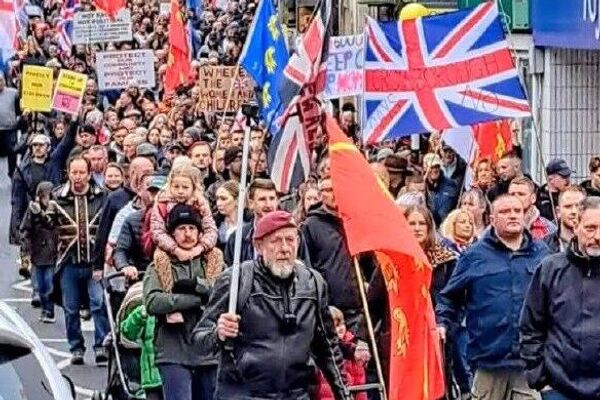 هزاران نفر در ساسکس شرقی انگلستان علیه طرح اردوگاه پناهندگان اعتراض کردند هزاران نفر در ساسکس شرقی انگلستان علیه طرح اردوگاه پناهندگان اعتراض کردند - اسپوتنیک ایران