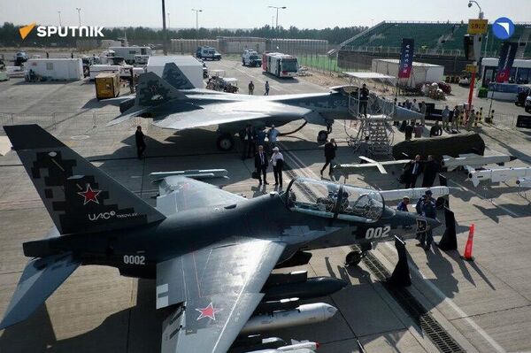 اولین روز نمایشگاه هوایی دبی 2025، تیم شرکت یونایتد ایرکرفت (United Aircraft Corporation) شروع به کار کرده است - اسپوتنیک ایران  