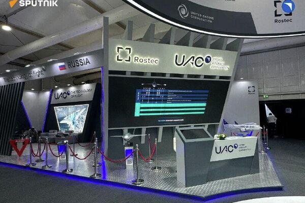 اولین روز نمایشگاه هوایی دبی 2025، تیم شرکت یونایتد ایرکرفت (United Aircraft Corporation) شروع به کار کرده است - اسپوتنیک ایران  