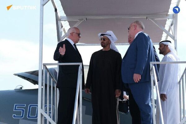 شیخ محمد بن زاید آل نهیان، رئیس جمهور امارات متحده عربی با هواپیماهای جنگی روسیه آشنا شد شیخ محمد بن زاید آل نهیان، رئیس جمهور امارات متحده عربی با هواپیماهای جنگی روسیه آشنا شد - اسپوتنیک ایران